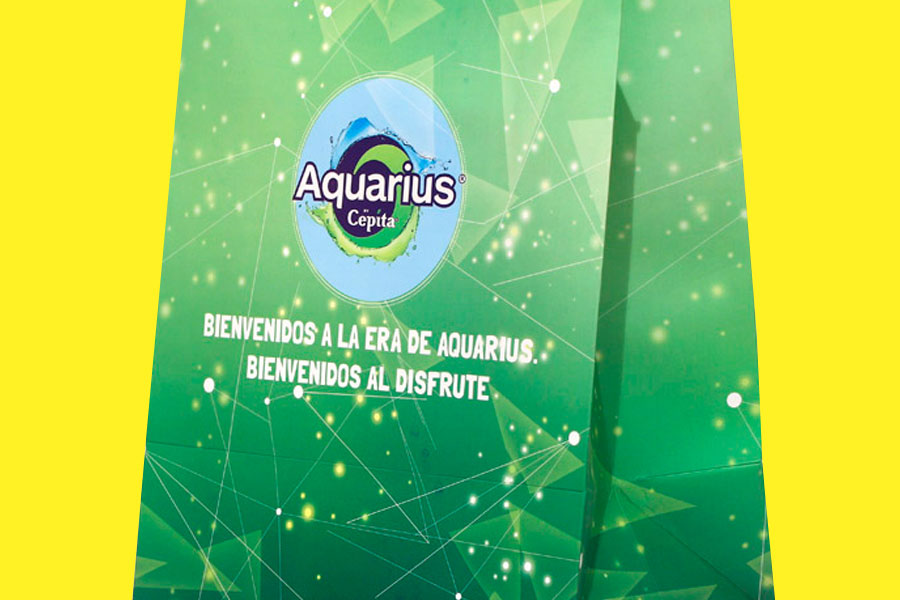 <span>Horizontal Poster</span><i>→</i>